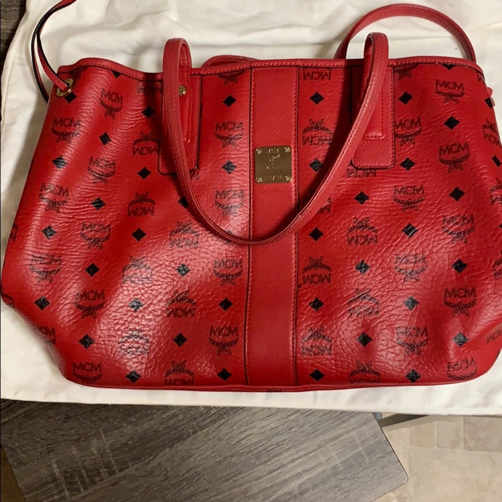 MCM LIZ REVERSIBLE SHOPPER TOTE MEDIUM RED
